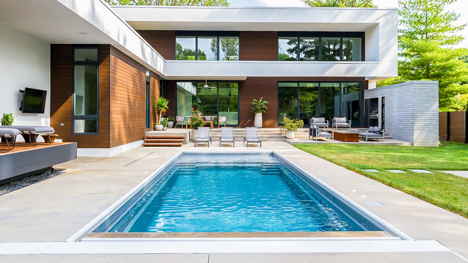 The Freedom with Splash Pad fiberglass pool by Imagine Pools