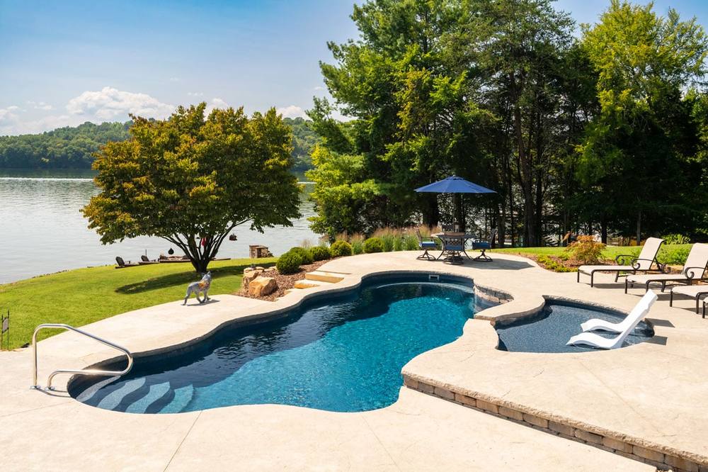 Bermuda 16.40 fiberglass pool by Latham
