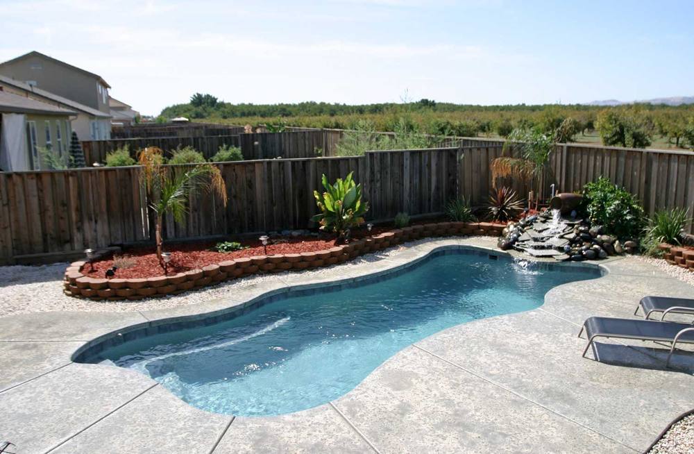 Cape Cod 12 fiberglass pool by Latham