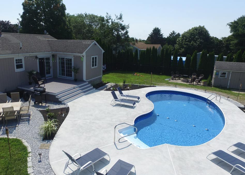 Crescent vinyl liner pool shape