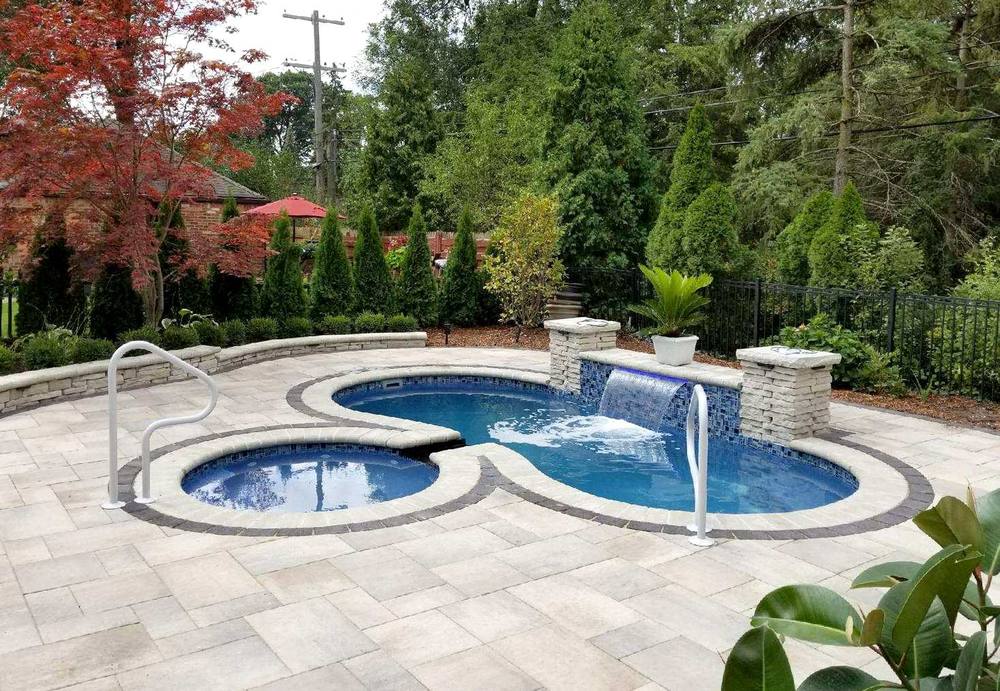 Jamaica 10 fiberglass pool by Latham