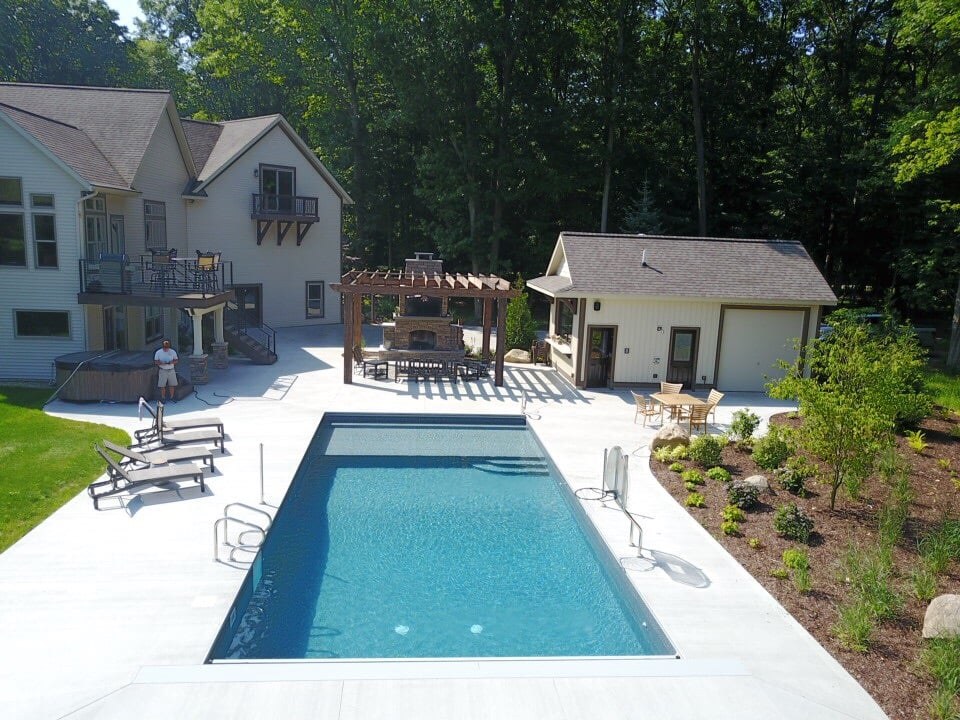 Lagoon Sun Ledge installed in a vinyl liner pool